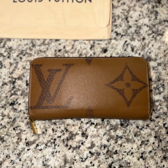 🔥Authentic Louis Vuitton Monogram Giant Zippy Wallet New Collection Microchip🔥 - Picture 2 of 6